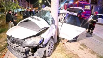 Kontrolden çıkan otomobil direğe saplandı: 2 ağır yaralı