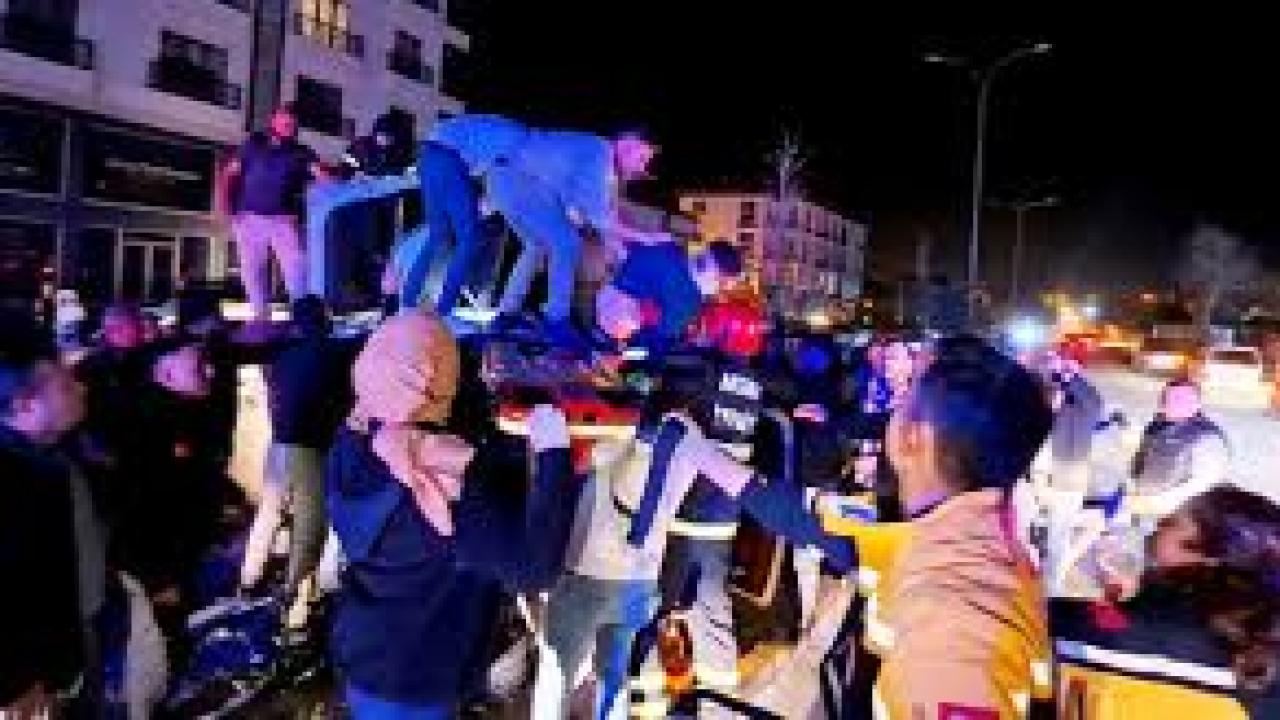 Otomobil, direği ve ağacı devirdi: 2 kişi yaralandı