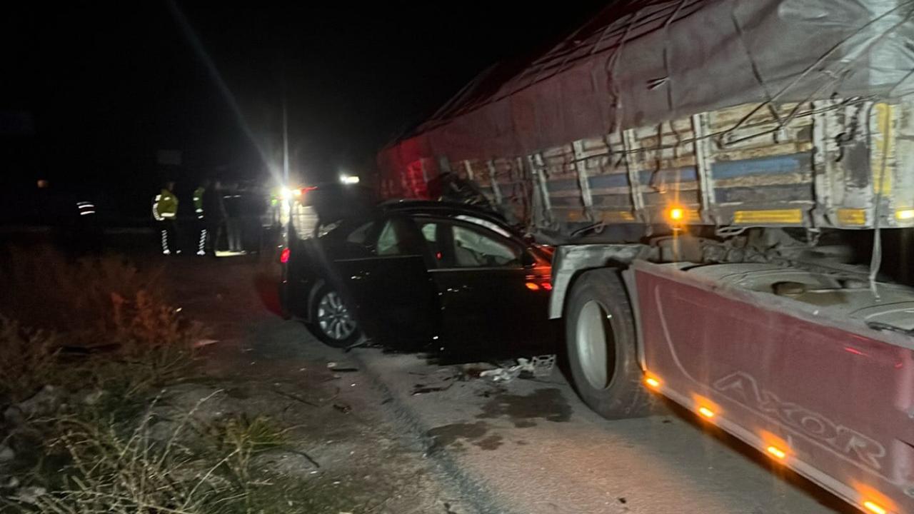 Otomobil tırla çarpıştı: 2 ölü, 2 yaralı