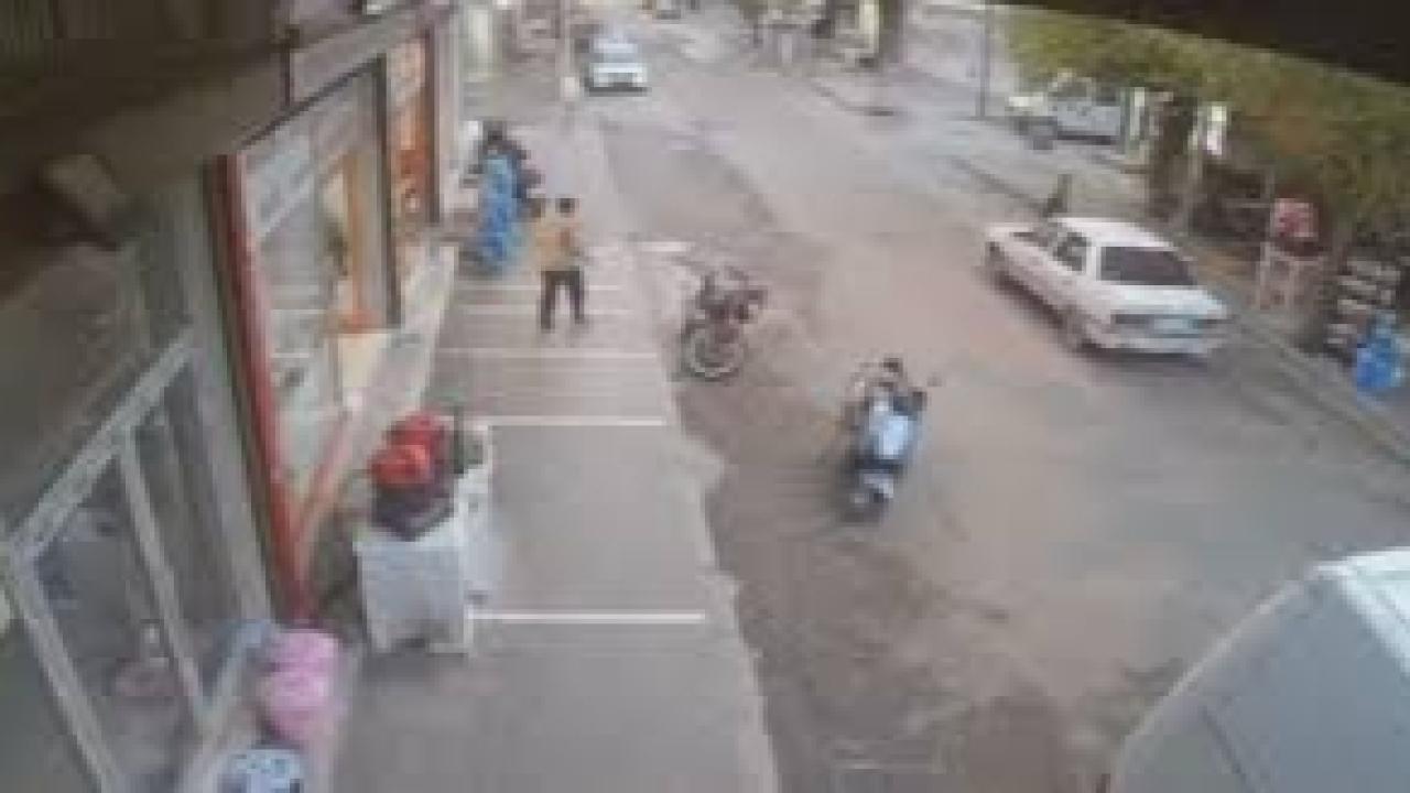 Otomobilin çarptığı çocuk, ayağa kalkarak kaçtı