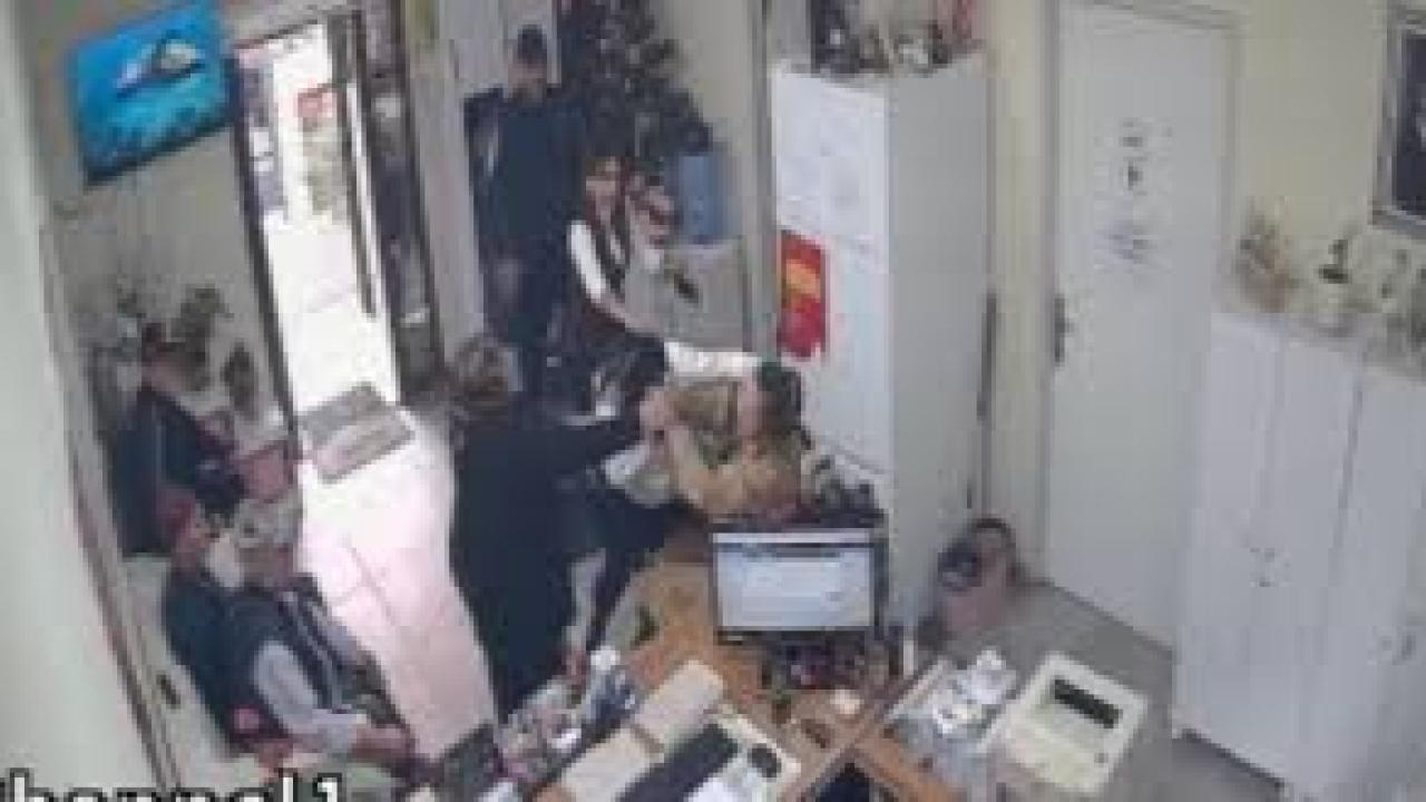 Pendik’te muhtarlıkta &quot;belge krizi&quot; çıktı, vatandaş ve muhtar tekme tokat birbirine girdi