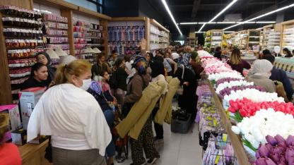 Saatlerce kuyruk beklediler, kimi istediğini aldı kimi alamadan döndü