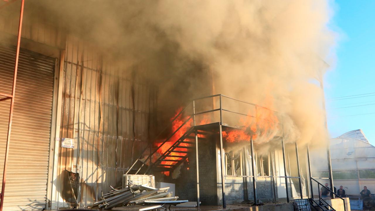 Sandalye üretim atölyesi alev alev yandı