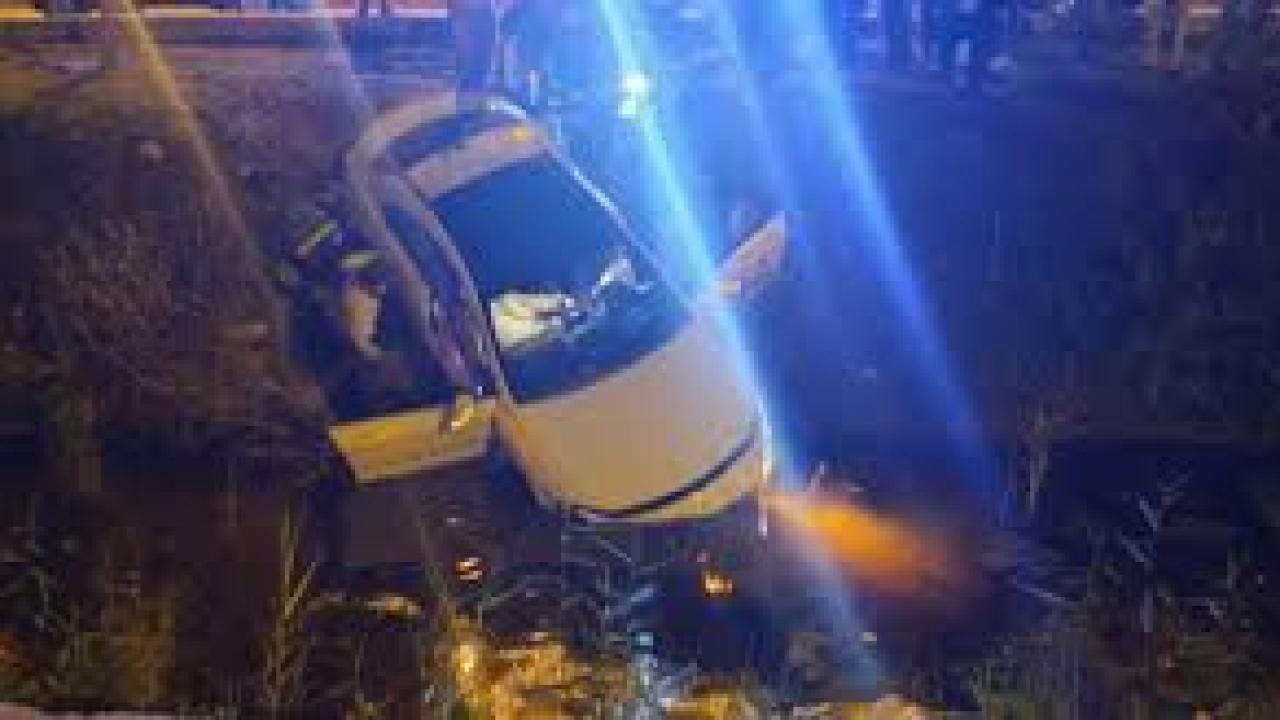 Şarampole uçan otomobilden çıkmak istemedi