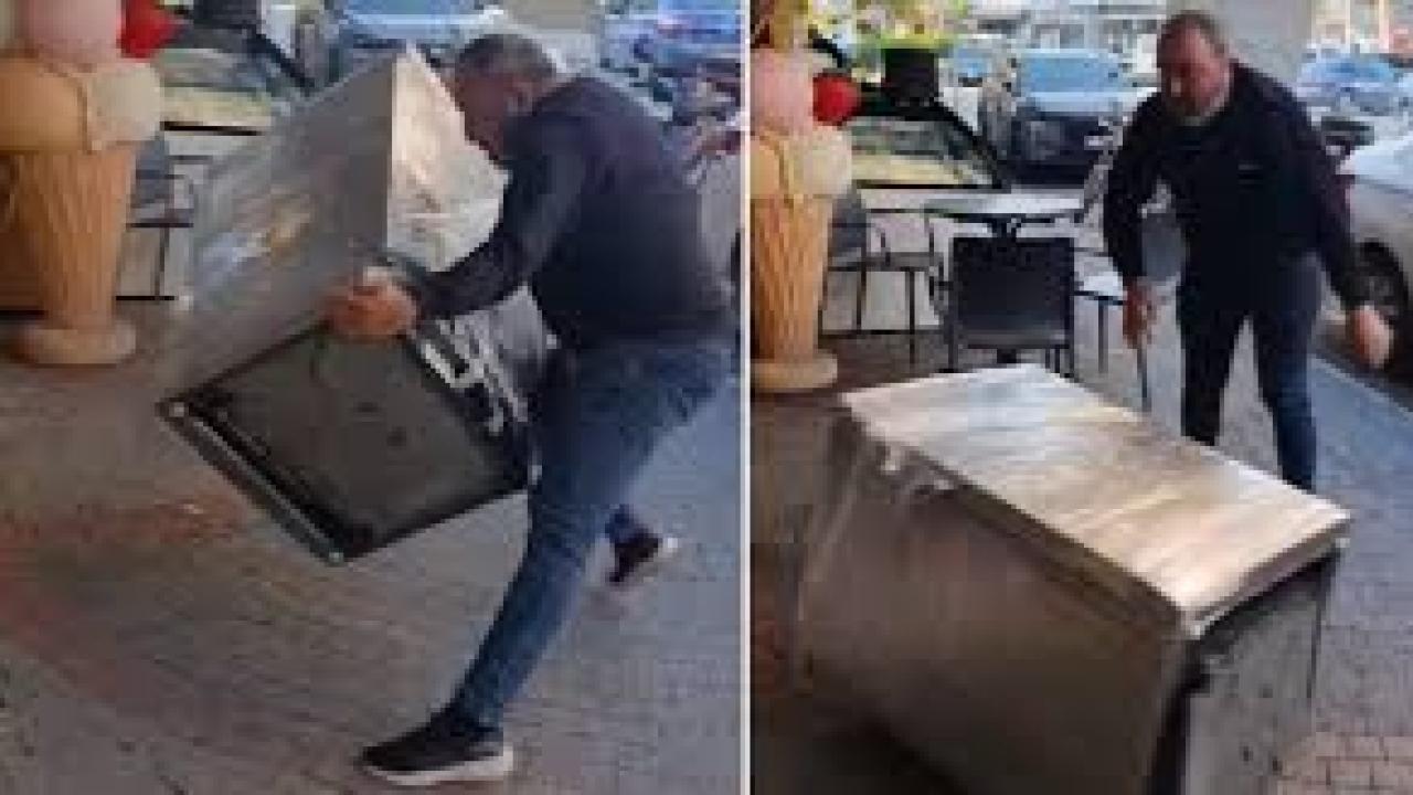 Satın aldığı bulaşık makinesi teşhir ürünü çıkınca mağazanın önüne attı