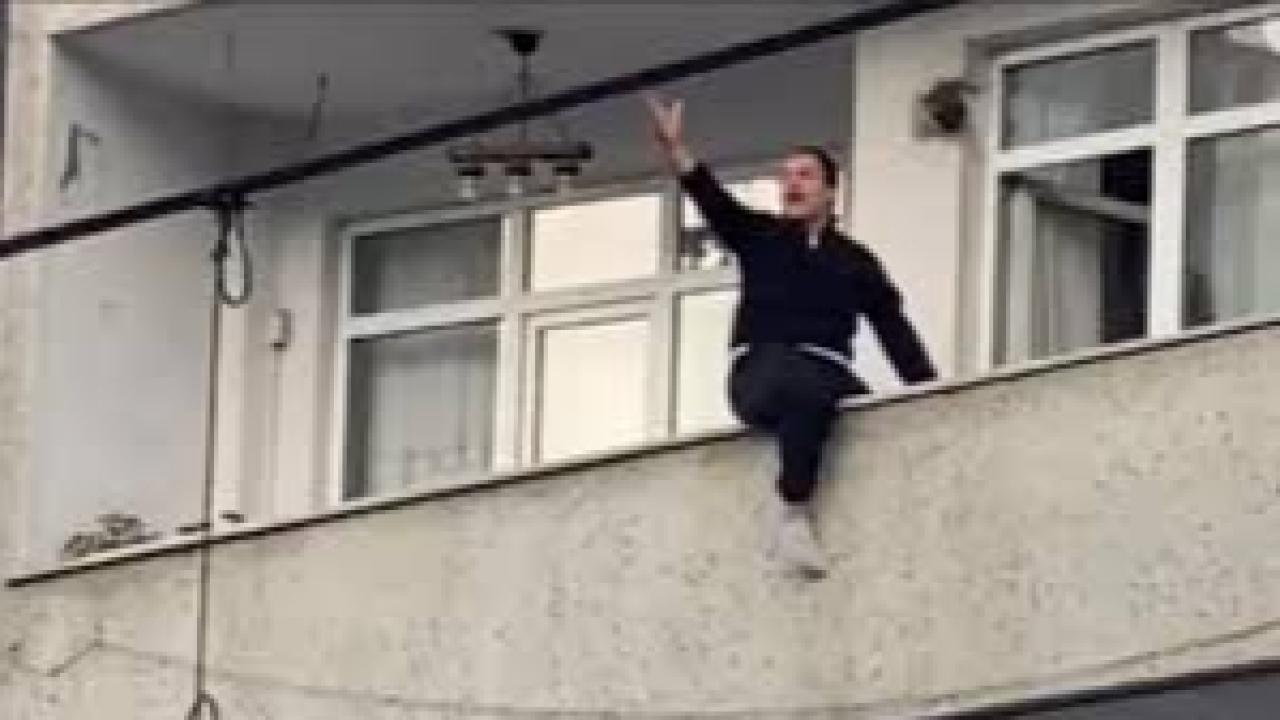 Sultangazi’de balkondan atlamak isteyen genç yürekleri ağza getirdi