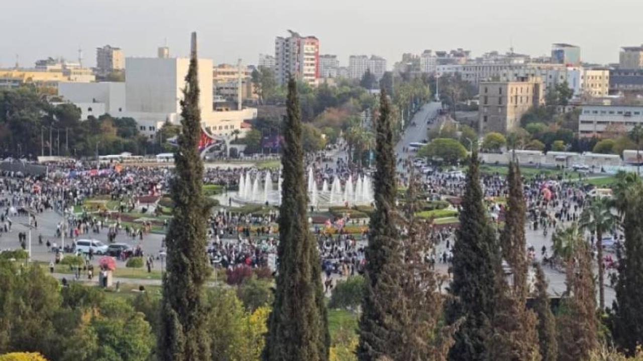 Suriye&#039;de halk, ulusal birlik kutlamaları için meydanları doldurdu