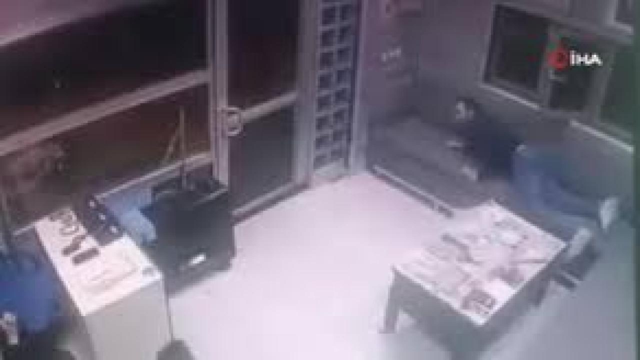 Taksi şoförüyle tartışıp 3 el ateş etti