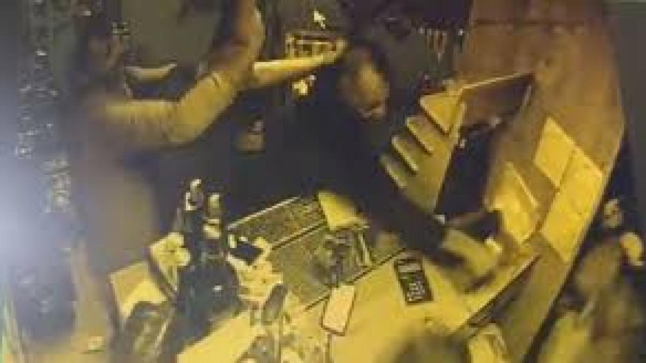 Tekel büfeyi basıp demir sopalarla darbettiler