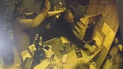 Tekel büfeyi basıp demir sopalarla darbettiler