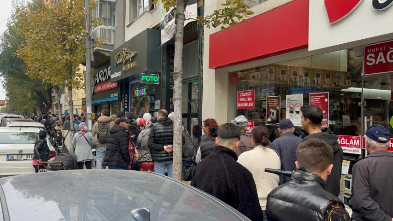 TOKİ başvurusu yapmak isteyen vatandaşlar yüzlerce metre kuyruk oluşturdu