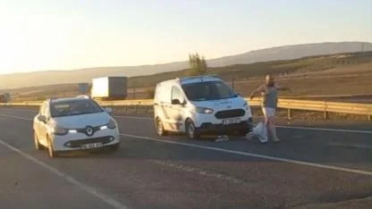 Trafiği birbirine kattı, araçların üzerine atladı, cam kırdı