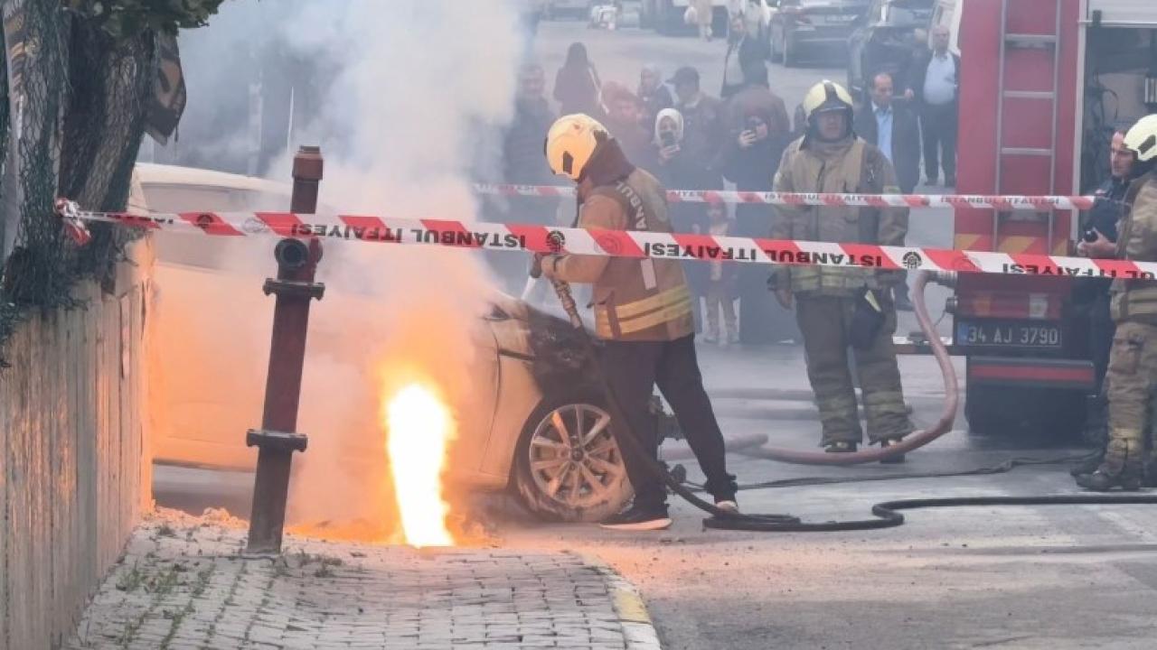 Yer altı elektrik kabloları patladı, bir otomobil alev alev yandı
