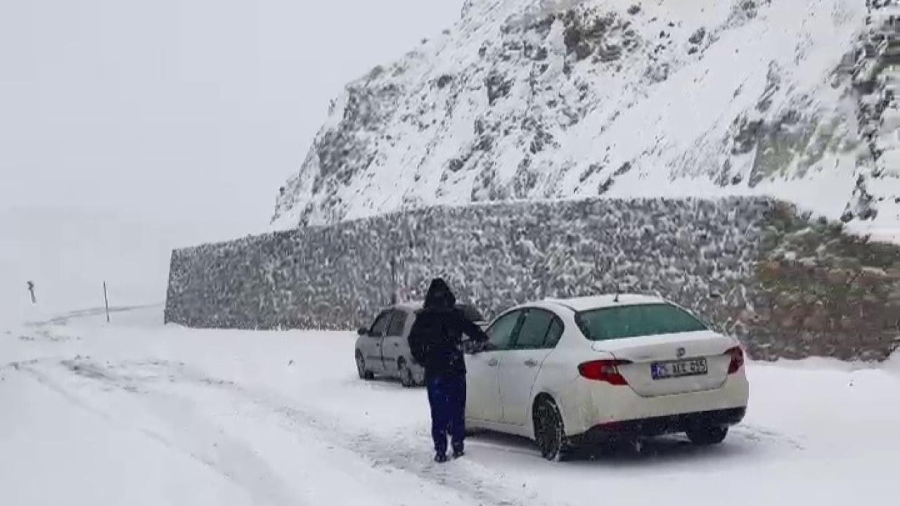Yoğun kar yağışı, Palandöken geçidinde sürücülere zor anlar yaşattı