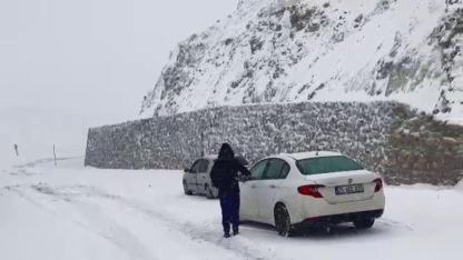 Yoğun kar yağışı, Palandöken geçidinde sürücülere zor anlar yaşattı