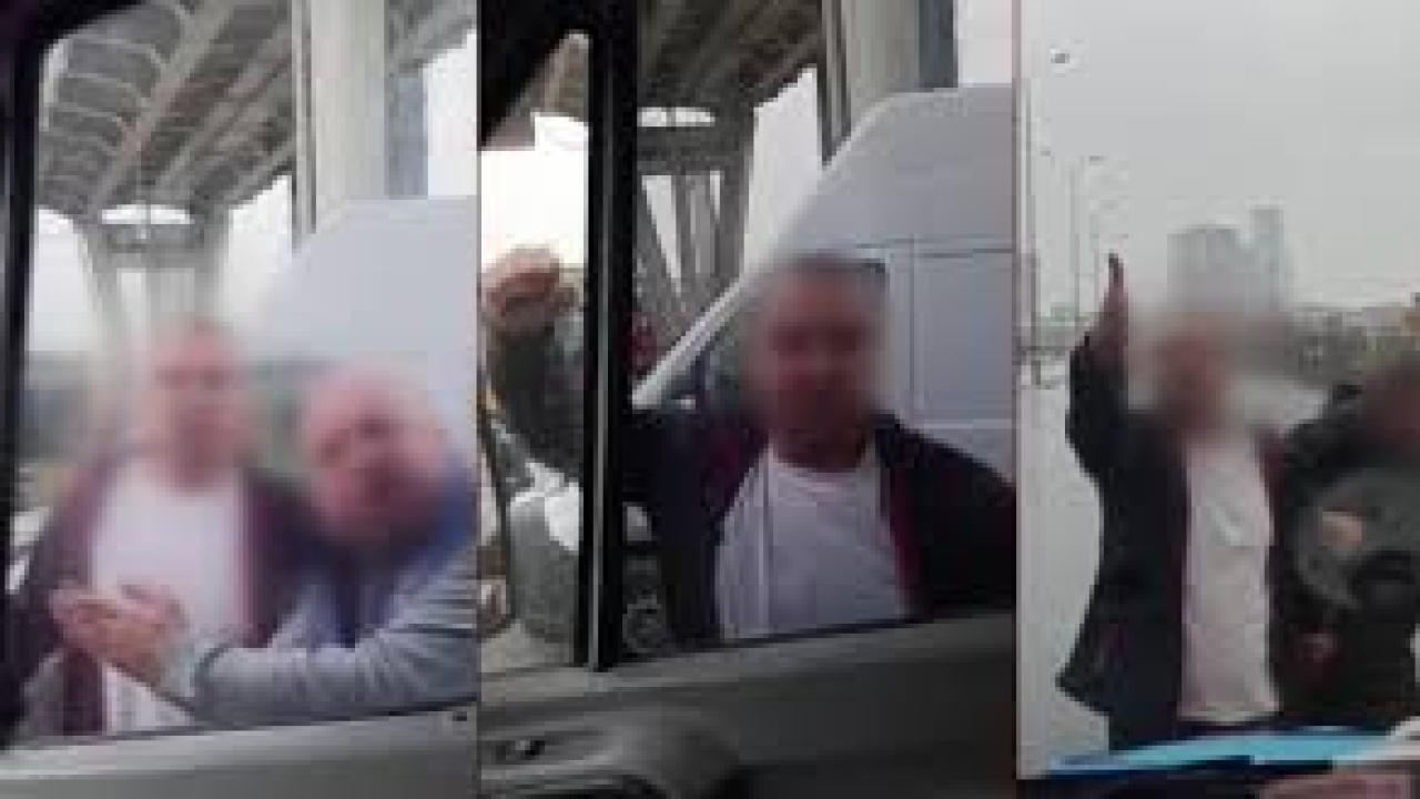 Yol verme kavgasında minibüsün camını yumrukladı