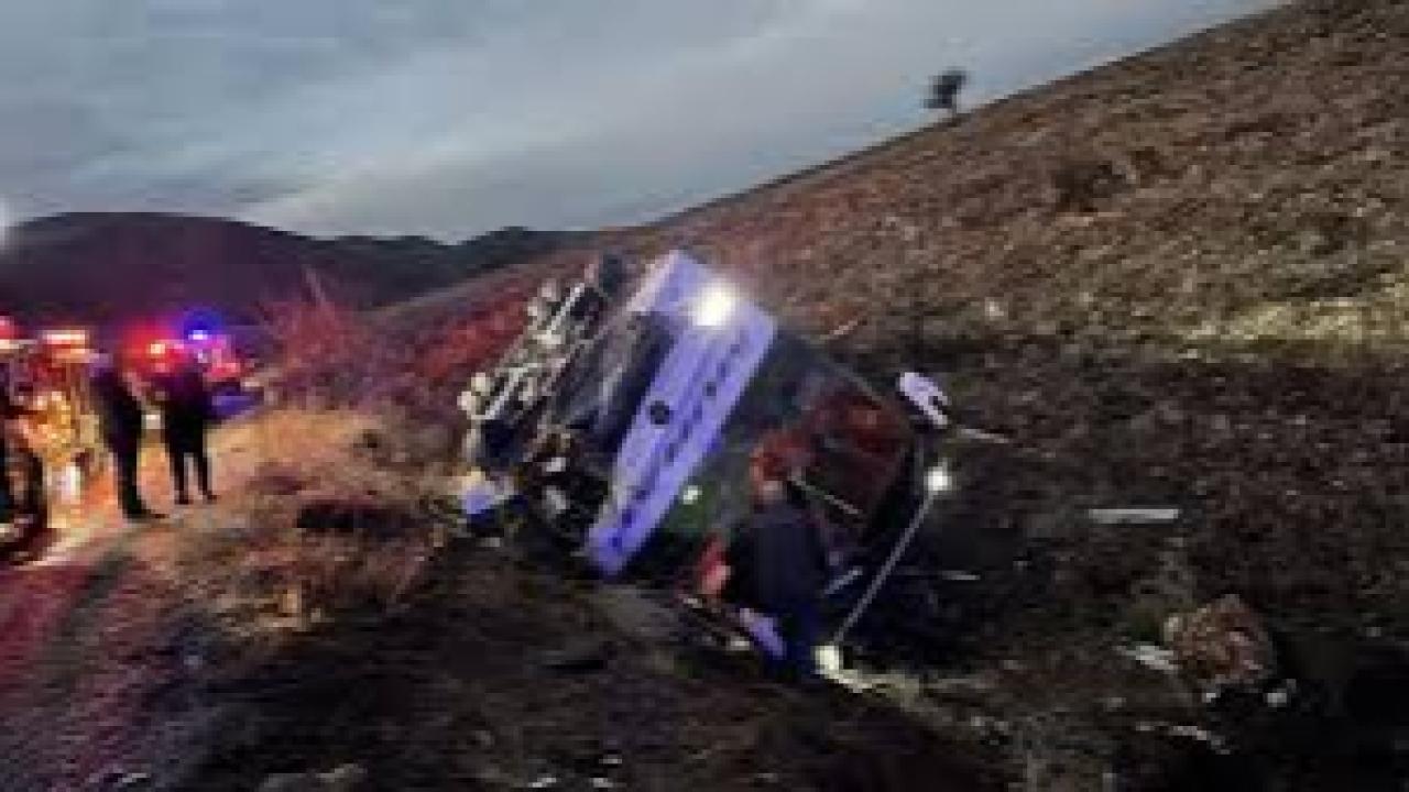 Yolcu otobüsü devrildi: 2 ölü, 21 yaralı