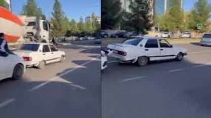 Yolda kalan aracı, başka bir aracın kaputuna çıkıp ayakları ile ittirdiler