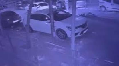 Yolun karşısına geçen adama otomobil çarptı