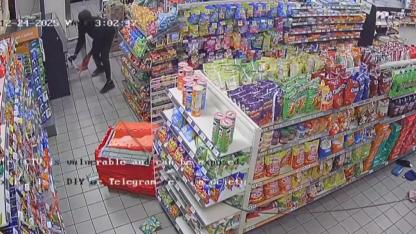 ABD’de hırsızlar çalıntı araçla market ATM’sini yerinden söktü