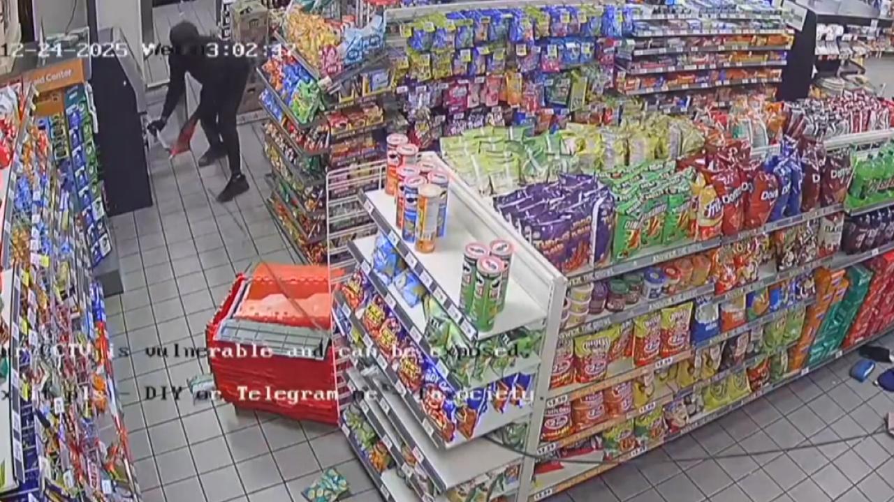 ABD’de hırsızlar çalıntı araçla market ATM’sini yerinden söktü