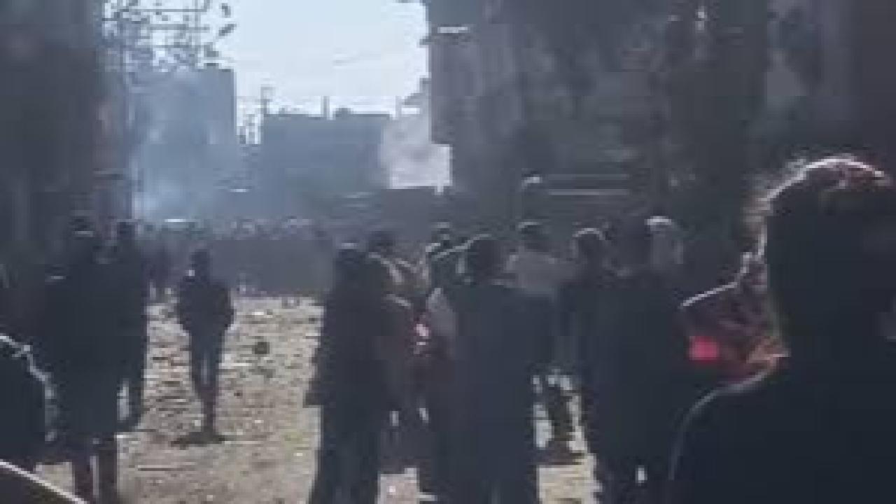 Adana’da bir mahalle taş, şişe ve sopalarla birbirine girdi