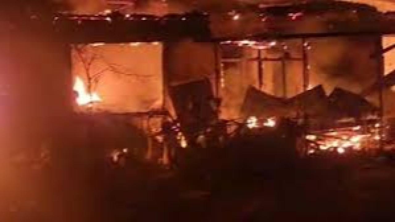 Ahırda çıkan yangın 3 eve sıçradı