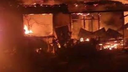 Ahırda çıkan yangın 3 eve sıçradı