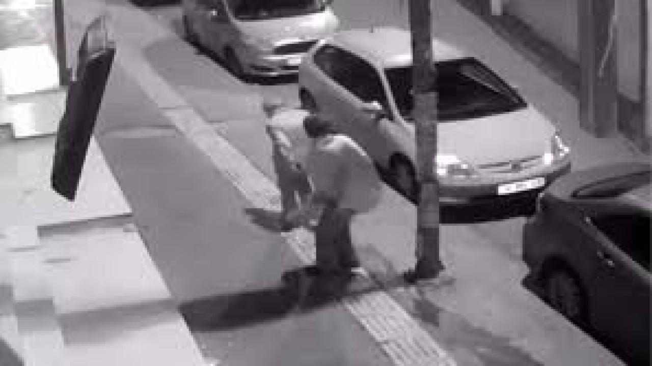 Alkollü kadın, yaşlı adamı öldüresiye dövdü