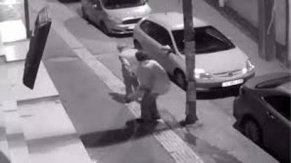 Alkollü kadın, yaşlı adamı öldüresiye dövdü