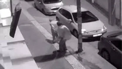 Alkollü kadın, yaşlı adamı öldüresiye dövdü