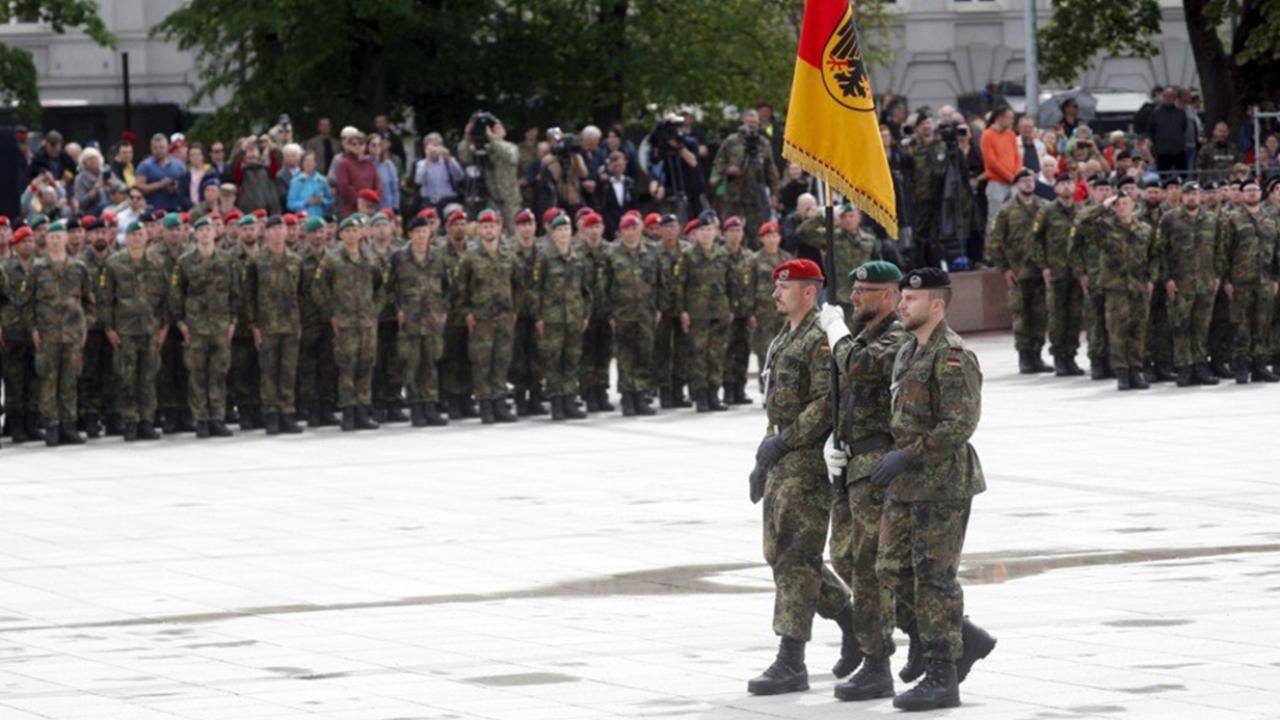 Almanya'da yeni yılda 18 yaşındaki gençlere askerlik formu gönderilecek
