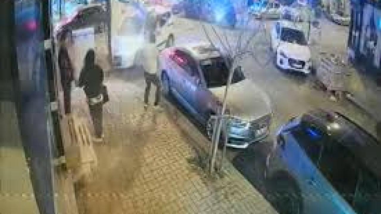Araçla çarpışan motosikletli kaldırımdaki yayanın üzerine böyle uçtu