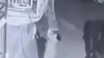 Balkondaki asılı halıyı çaldı