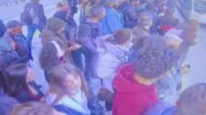 Bayılan kız metrobüsün önüne düştü