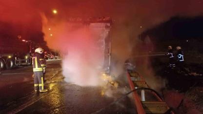 Beyaz eşya yüklü tır alev alev yandı