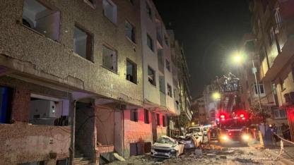 Binanın çatısından kopan parçalar araçları hurdaya çevirdi