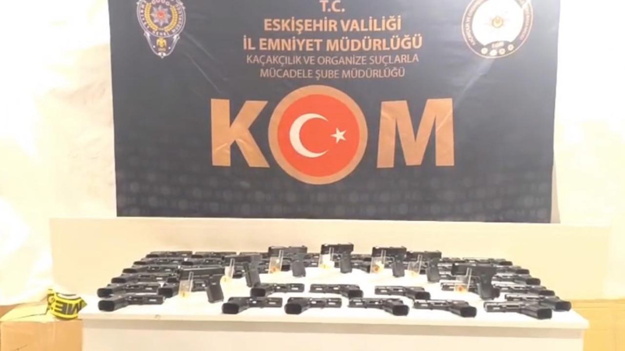 Çekicinin üzerindeki araçtan 480 adet tabanca ve 6 bin 812 adet silah parçası çıktı