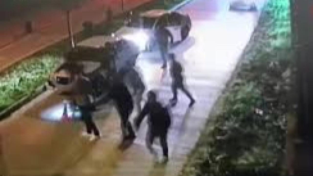 Dehşet saçan aracın polise çarpma anı kameraya yansıdı