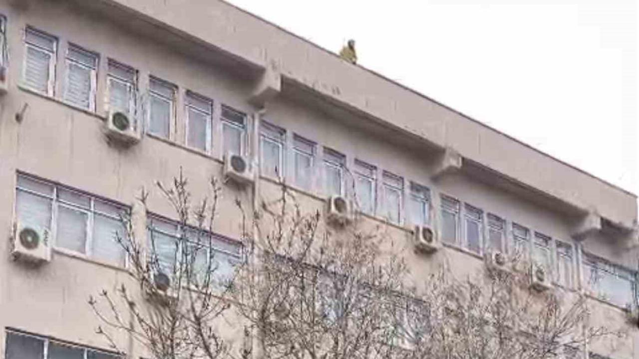 Dicle Üniversitesi’nde intihar girişiminde bulunan şahıs çatıdan indirildi
