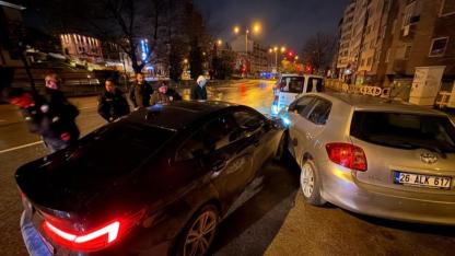 Direksiyon başında sızıp kaza yapan sürücü, 3 saatlik uğraş sonunda cam kırılarak uyandırıldı