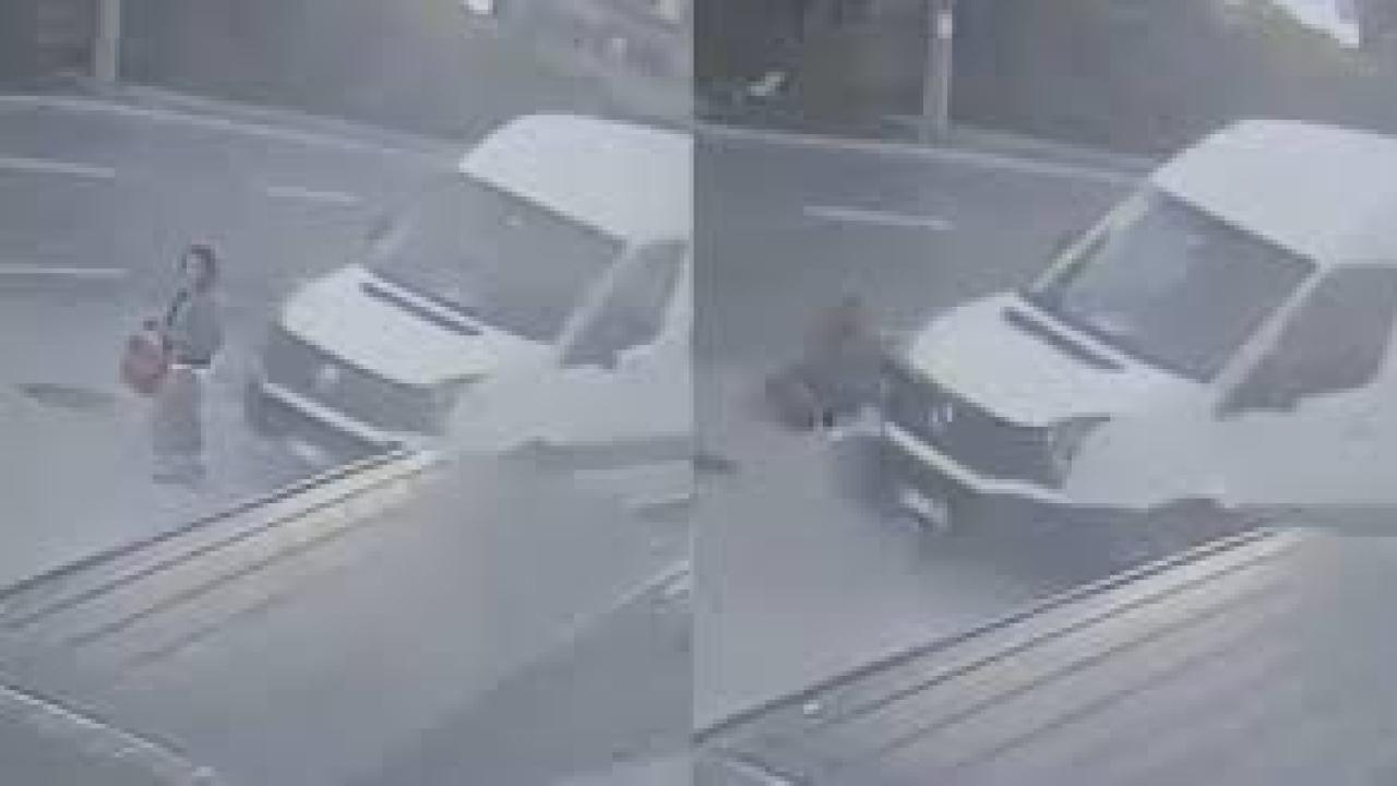 Dolmuş bekleyen kadın minibüsün altında böyle kaldı