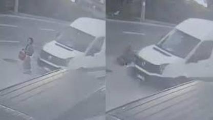 Dolmuş bekleyen kadın minibüsün altında böyle kaldı