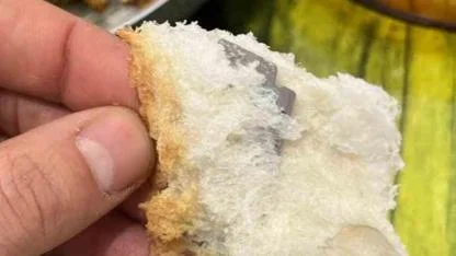 Ekmeğin içinden çıkanı görünce şok oldu