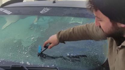 Eksi 17 dereceyi gören kentte araç camları buz tuttu