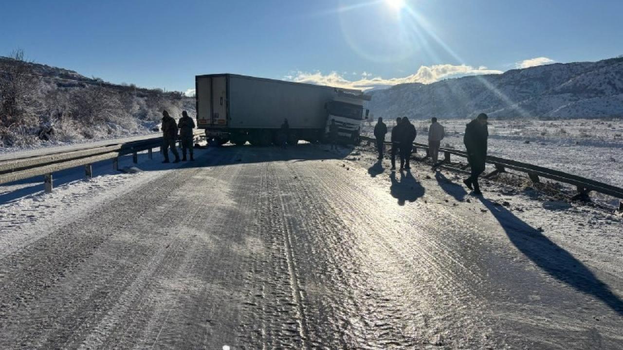 Erzincan- Erzurum karayolunda kaza nedeniyle uzun araç kuyruğu oluştu