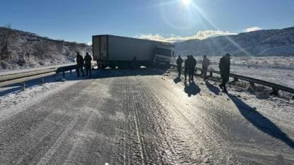 Erzincan- Erzurum karayolunda kaza nedeniyle uzun araç kuyruğu oluştu