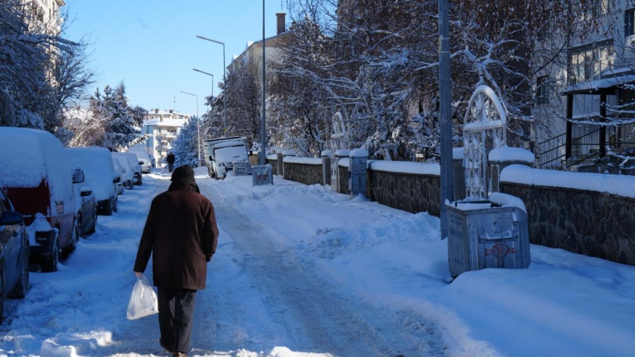 Erzurum beyaz örtüsüne büründü