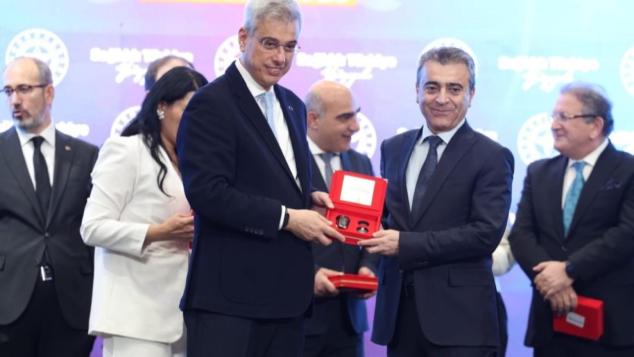 Erzurum’a gelecek ambulanslar teslim alındı