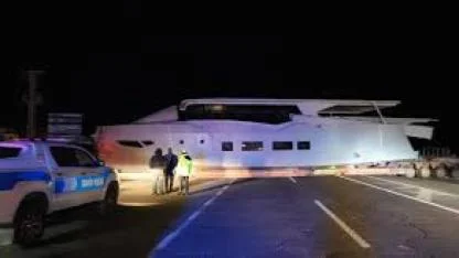 Erzurum’da yat yüklü tır karayolunu kapattı: Karşılarında yatı görenler şaşırdı